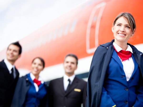 Flugbegleiterin vor Flugzeug – Recruitment Process Outsourcing 