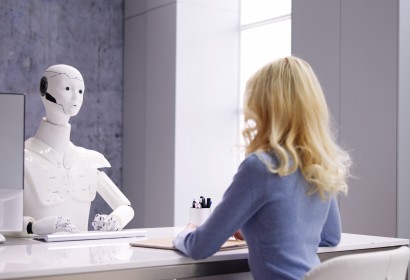 Ein Roboter mit künstlicher Intelligenz führt ein Bewerbungsgespräch.